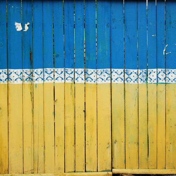 The colors of the Ukrainian flag decorate a fence. (Image © Unsplash/Tina Hartung)